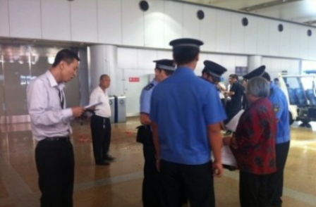 湖南老人在首都機場二號航站樓引燃鞭炮(圖)