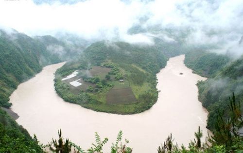 面紅耳赤看男女共浴 走進怒江神秘美女村