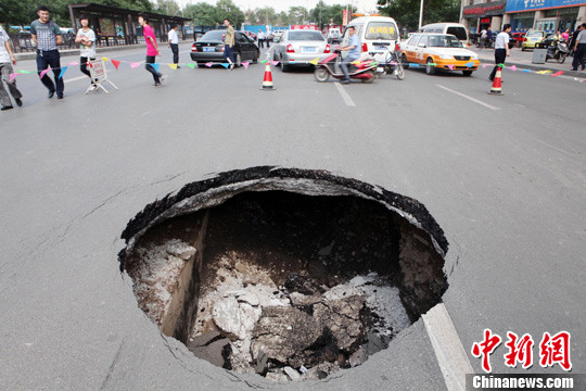 太原路面突現3米大坑 路基“不翼而飛”(圖)