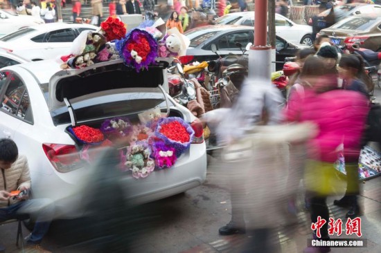 山西學生穿漢服情人節兜售玫瑰花