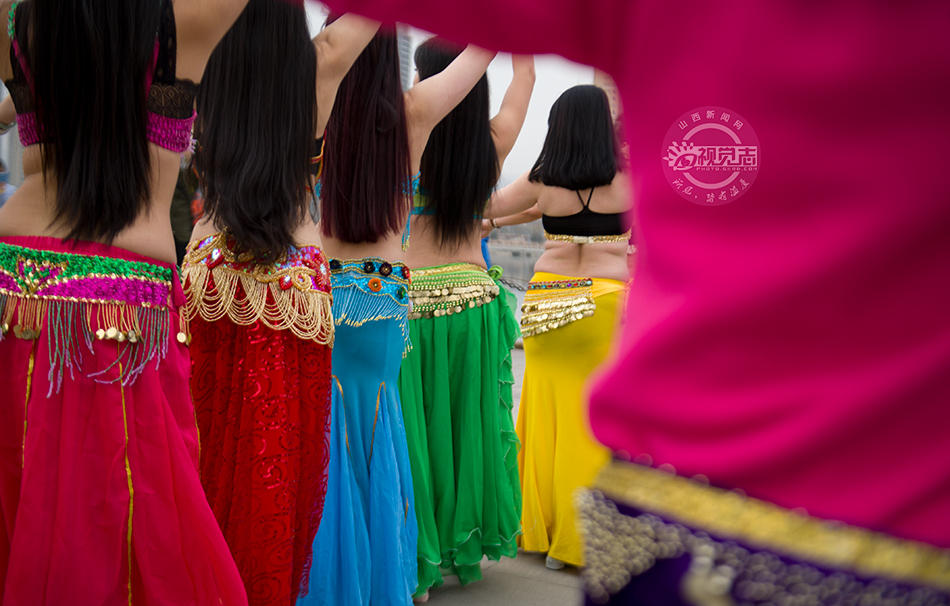 山西太原30名女性“赤膊”跳肚皮舞迎三八節(jié)