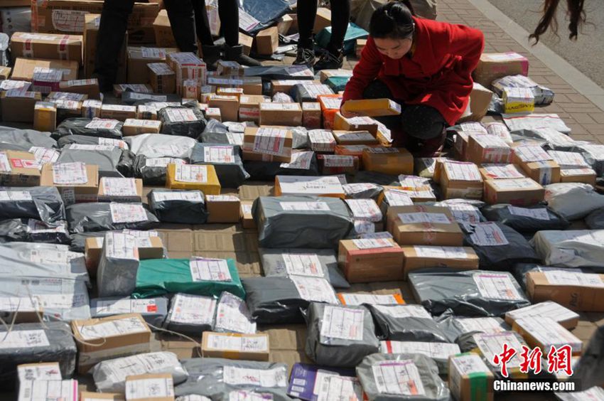 山西一高校迎來新學期快遞高峰 大學生地攤挑貨