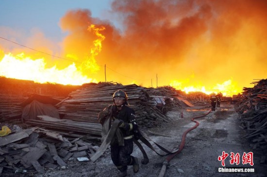 山西太原一木材廠突燃大火 幸無人員傷亡