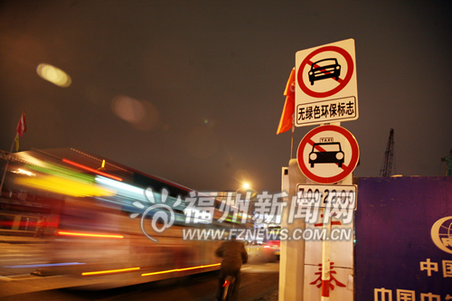 限行開始了　執法人員提醒：領了綠標別忘貼車上