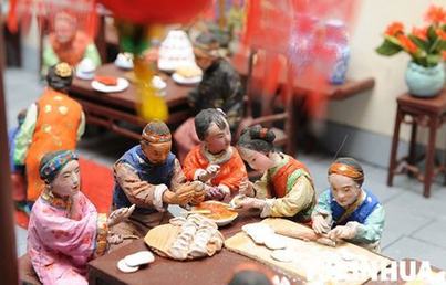 “泥人張”彩塑《過(guò)大年》完成