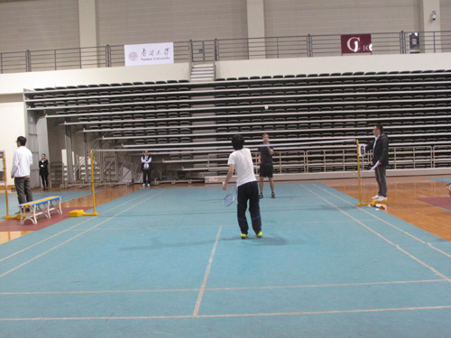 留學(xué)生羽毛球賽躍動南開園