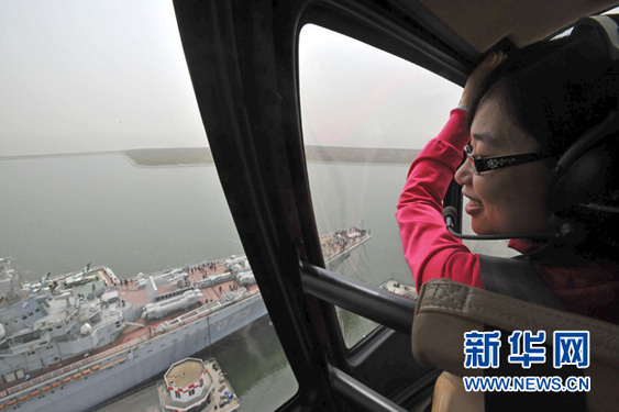 天津航母游覽直升機載客首飛