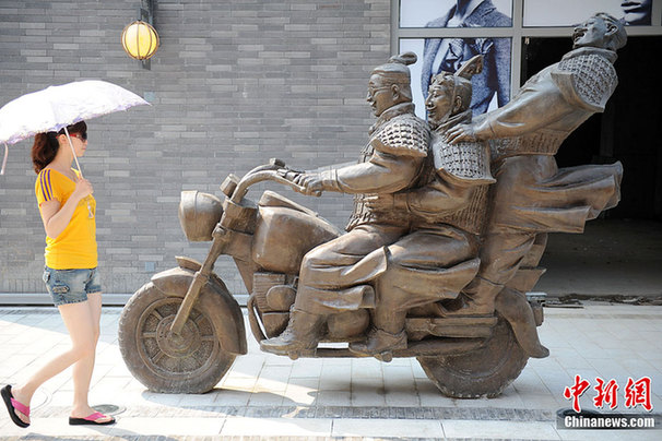 最潮兵馬俑亮相西安：騎機車瞅美女