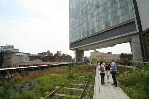 國(guó)外酒店裝透明玻璃 客人如廁路人一覽無(wú)余(圖)