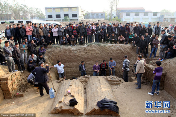 明代夫婦合葬古墓出土 青磚瓦塊現(xiàn)奇特“文字”