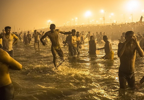 印度千萬朝圣者恒河“裸浴” 共慶大壺節(jié)