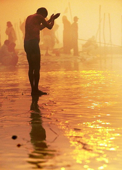 印度千萬朝圣者恒河“裸浴” 共慶大壺節(jié)