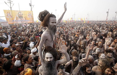 印度千萬朝圣者恒河“裸浴” 共慶大壺節