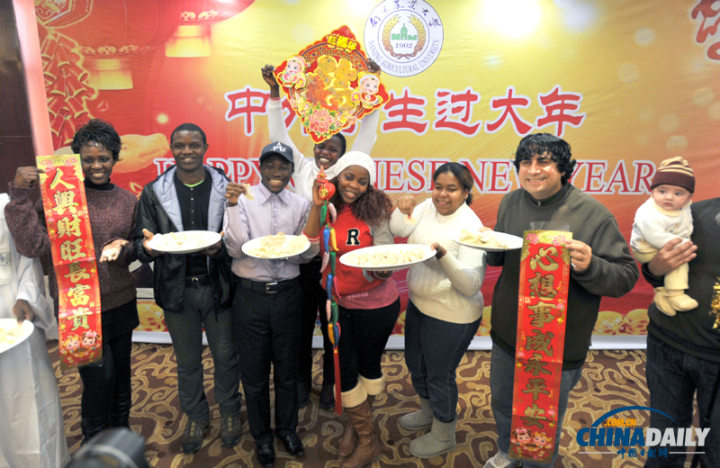 南京：外國(guó)留學(xué)生體驗(yàn)歡慶中國(guó)年