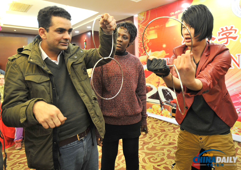 南京：外國(guó)留學(xué)生體驗(yàn)歡慶中國(guó)年