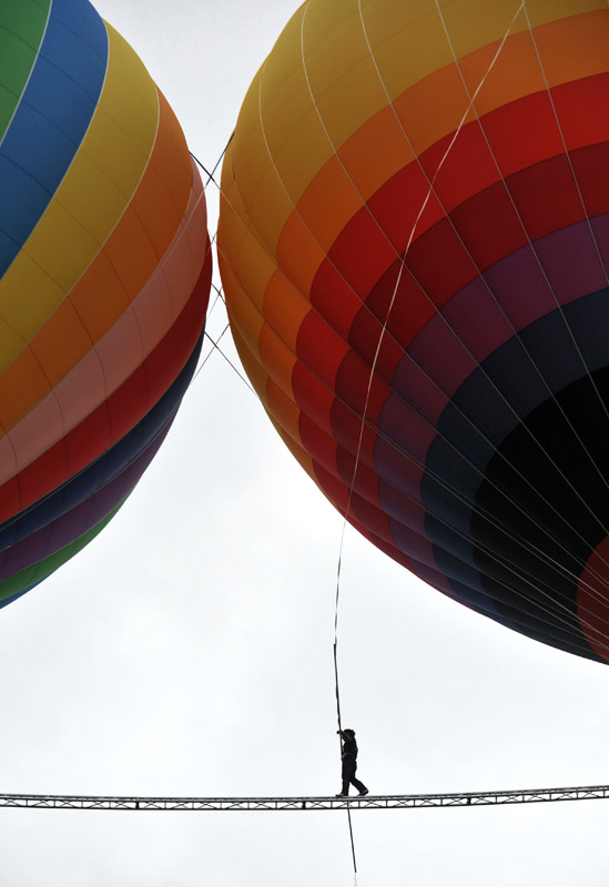 高清：“高空王子”熱氣球間走鋼梁 創吉尼斯紀錄