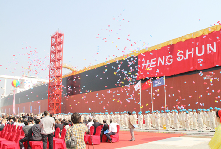 大連中遠(yuǎn)造船首制船交付