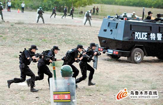 烏市警方舉行大規模處突實戰演練