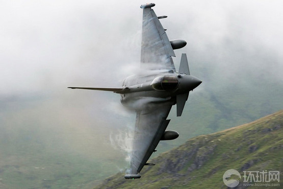 誰“擊落”了機皇F-22 五代機被打得滿地找牙