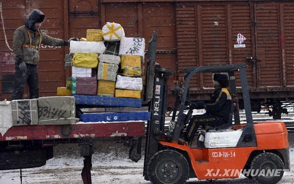 北疆低溫天氣持續 阿拉山口海關邊檢工作人員堅守崗位