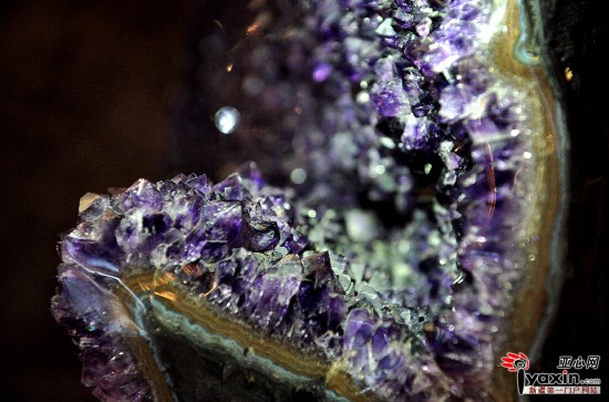 烏魯木齊現(xiàn)世界罕見3噸重紫水晶 里面可躺入一人