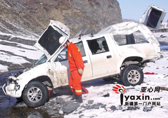 新疆一越野車翻入后峽50米深溝 車內兩人一死一傷