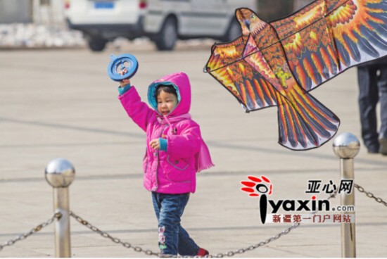 冷空氣來襲 烏魯木齊12日有小雪 落地化春水