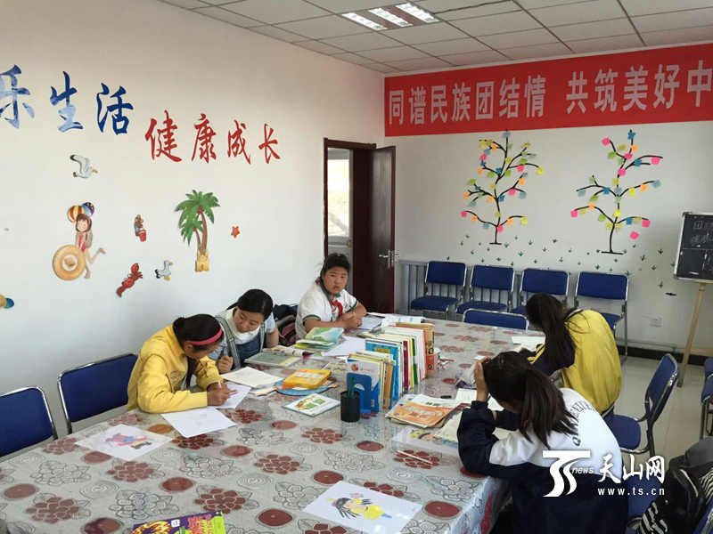 新疆額敏縣住村干部為孩子建起了“小課堂”