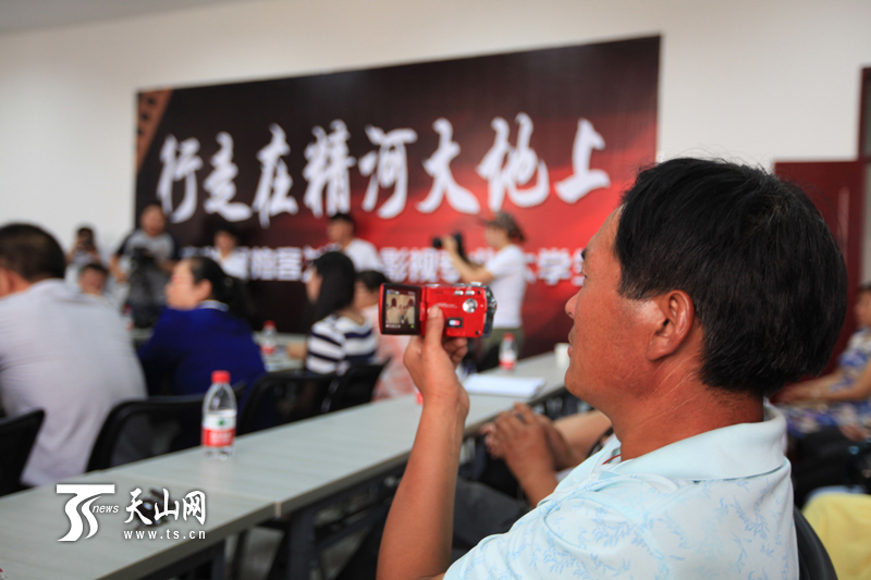 精河縣：農牧民變身“拍客”拍民族團結微電影