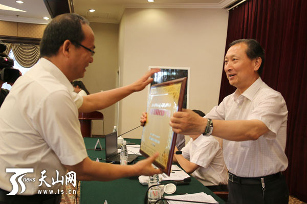 自治區召開紡織服裝產業招商引資創業培訓現場會