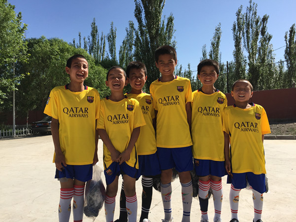 住村工作組助力“足球加油包”為愛啟航