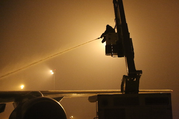 烏魯木齊迎最強寒流 飛機除冰師冒嚴寒高空除冰
