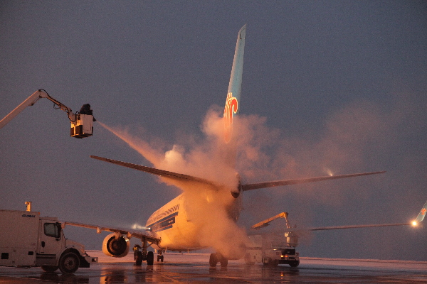 烏魯木齊迎最強寒流 飛機除冰師冒嚴寒高空除冰