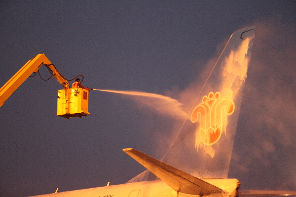 烏魯木齊迎最強寒流 飛機除冰師冒嚴寒高空除冰