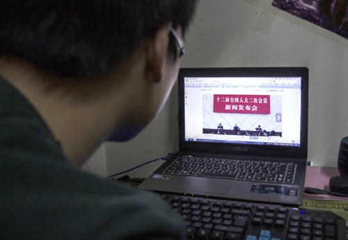 石大師生密切關注“兩會” 對今后發展充滿期待