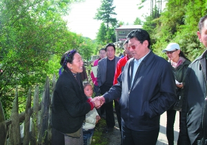 白瑪赤林在亞東縣視察災(zāi)情：盡快解決災(zāi)區(qū)突出問題 積極生產(chǎn)自救 重建美好家園