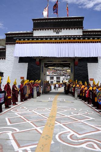 班禪活佛結束在拉薩的佛事、社會活動抵達日喀則