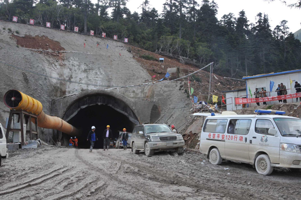 云南迪慶：坍塌隧道救援工作“多頭并進”