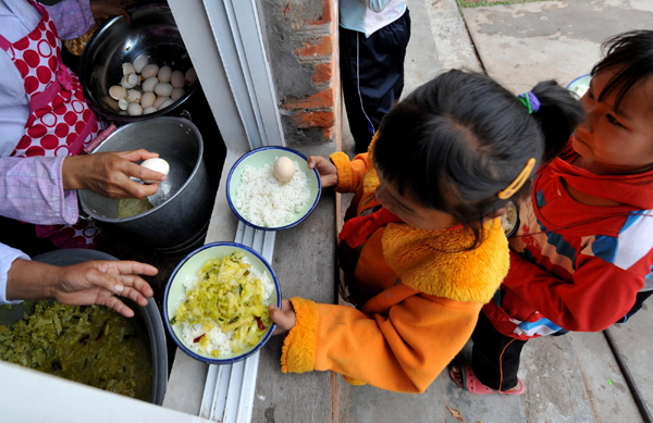 云南山區小學校的學生“營養餐”