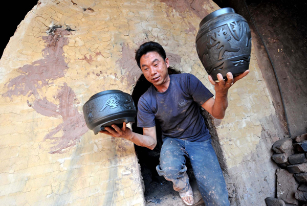 彝家女傳承古技藝 小黑陶開拓大市場