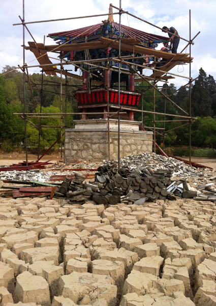 云南麗江持續干旱 景區黑龍潭干涸見底