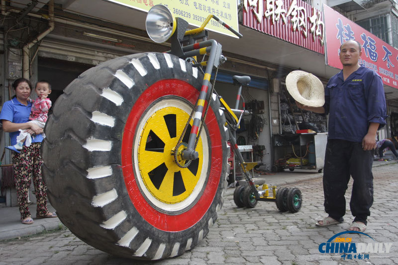 桂林：焊工自制巨無霸自行車 長2.7米高1.9米