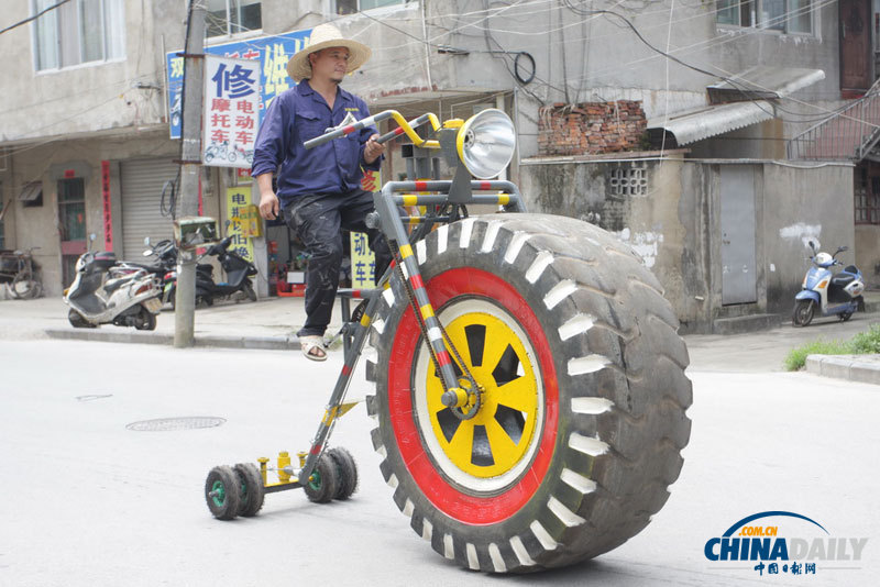 桂林：焊工自制巨無霸自行車 長2.7米高1.9米