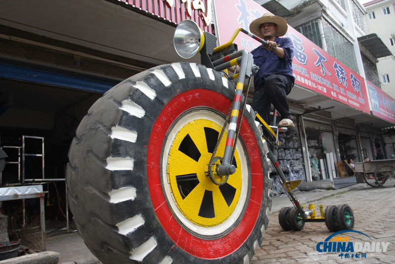 桂林：焊工自制巨無霸自行車 長2.7米高1.9米