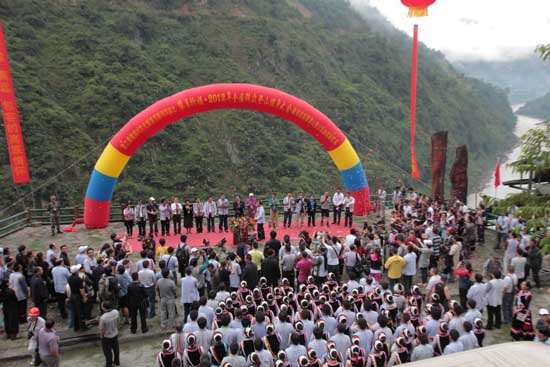 云南怒江舉行“攀月祈福”慶中秋迎國(guó)慶