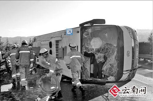 為讓后方超車 云南楚大高速一大巴側翻致兩死32傷