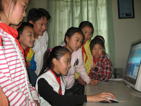 會澤縣迤車鎮組織小學生“學習雷鋒、做美德少年”網絡簽名寄語活動