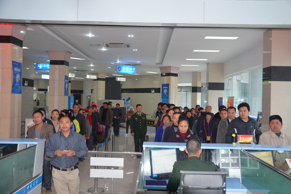 云南天保口岸元旦當天出入境旅客逾4000（圖）