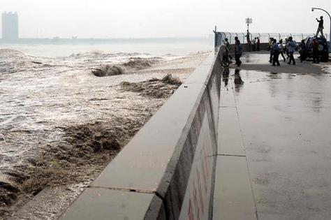 錢塘潮洶涌拍岸 觀潮者猝不及防