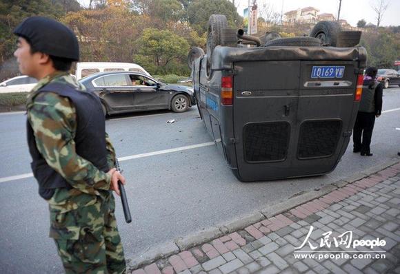 杭州運(yùn)鈔車仰翻 警方護(hù)衛(wèi)十余箱現(xiàn)金